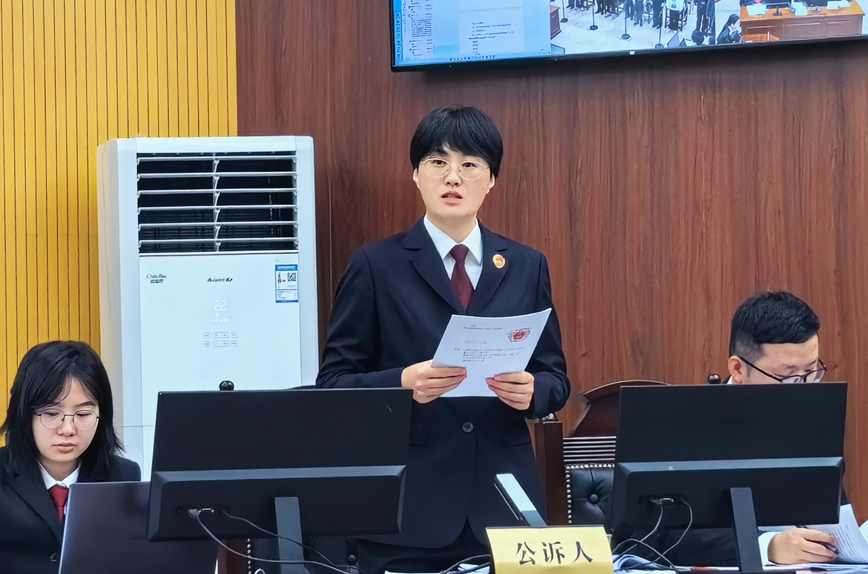 检察长出庭支持公诉 干警跟学实战练兵