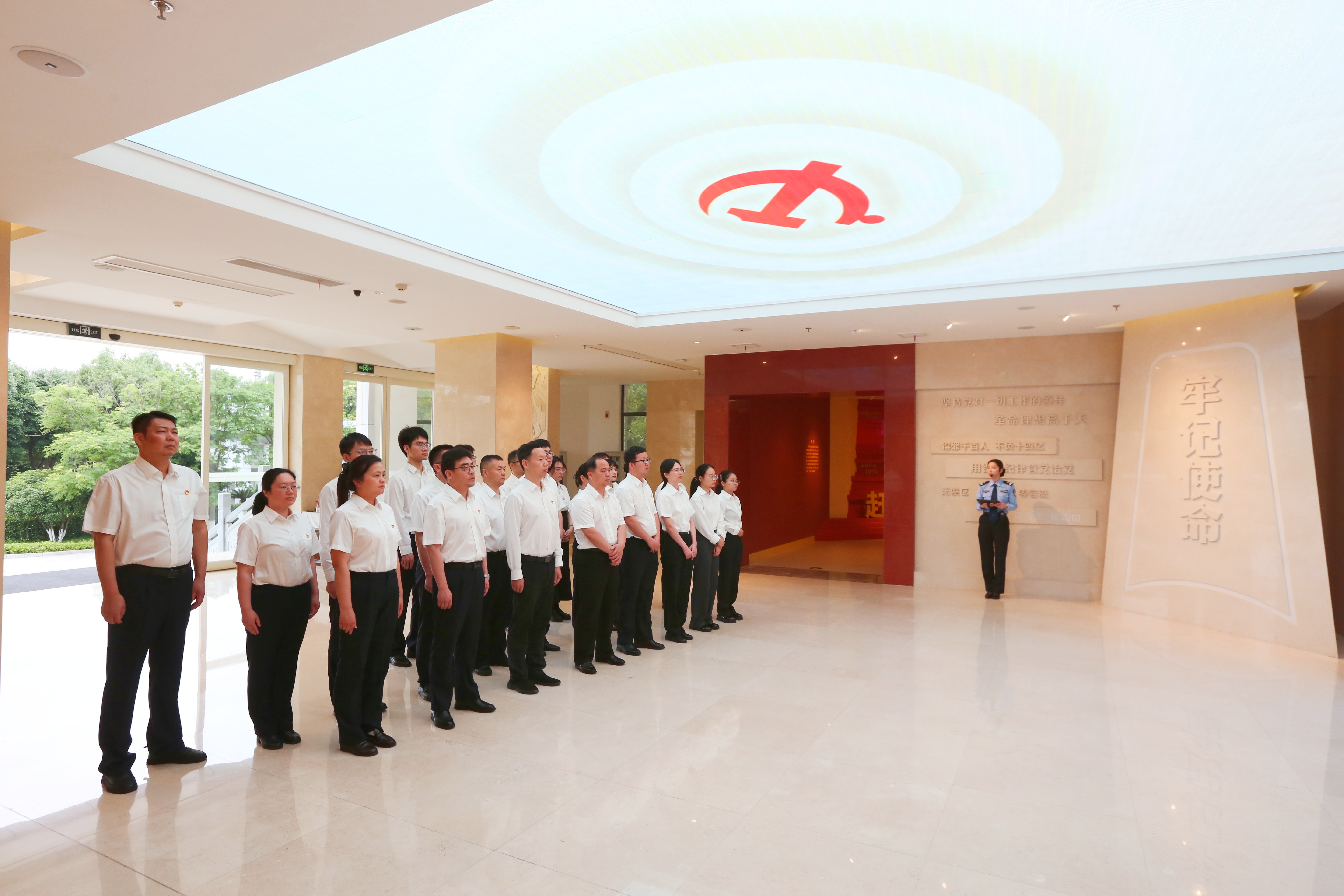 以案为鉴知敬畏 警钟长鸣守底线——梁子湖区检察院组织干警参观湖北省党风廉政警示教育基地